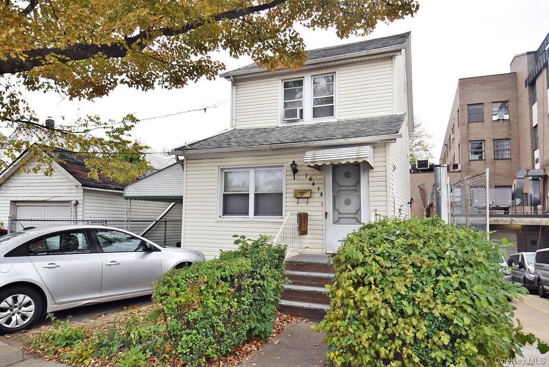 pacious 5 Bedroom Home in the Heart of Jamaica Estates This versatile 5 bedroom home offers generous living space with hardwood floors throughout.