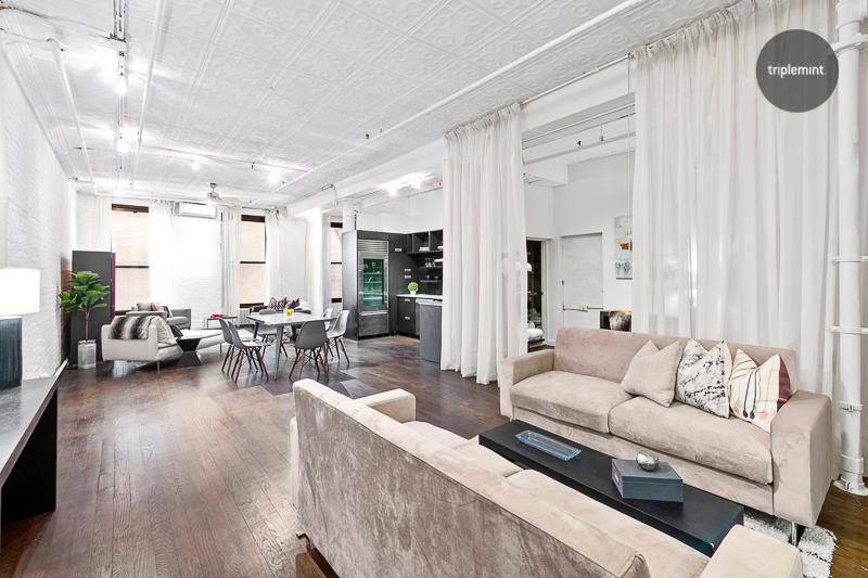 It doesn t get more quintessential SoHo loft than this former warehouse and artist loft with brick walls, architectural archways, exposed pipes and soaring tin ceilings.