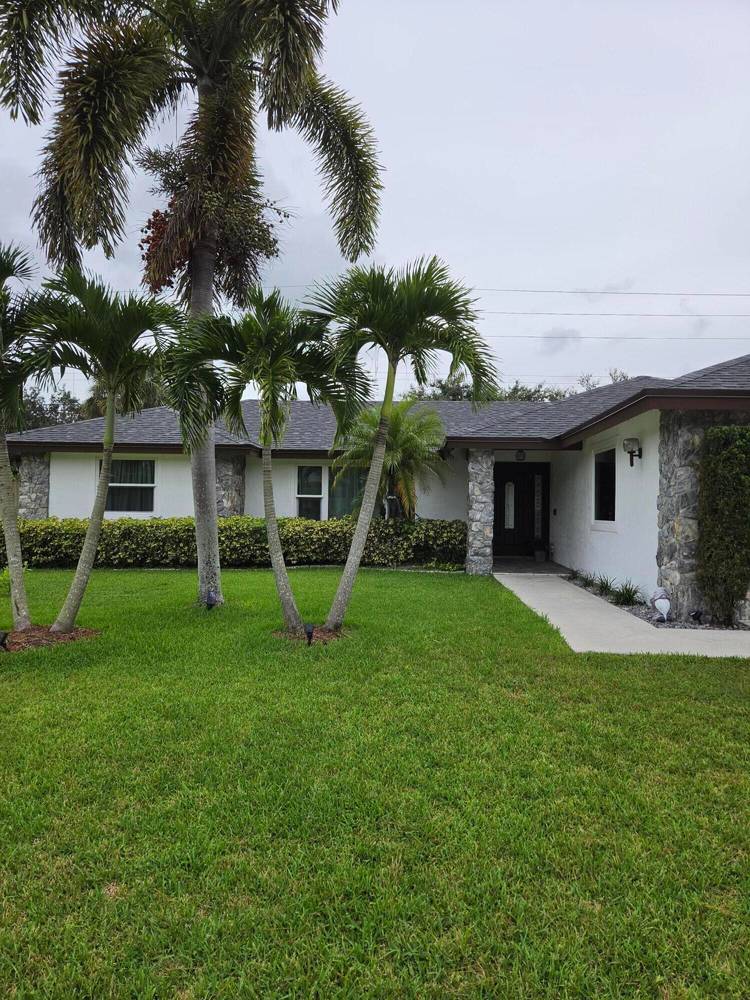 TURNKEY WELLINGTON ANNUAL RENTAL NO HOA !