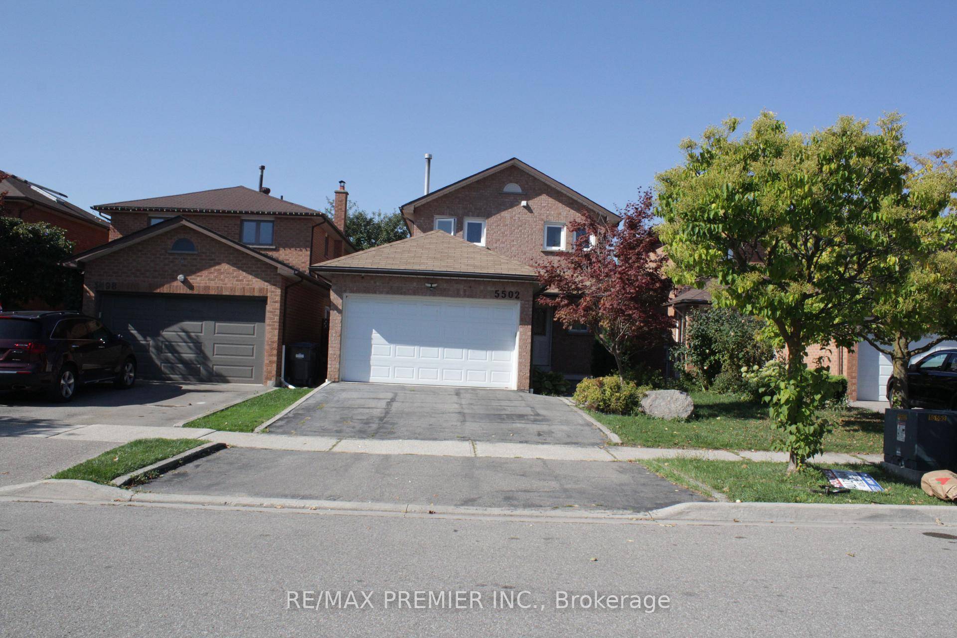 This spacious 3 1 bedroom full house is situated in an extremely high demand area of Mississauga.