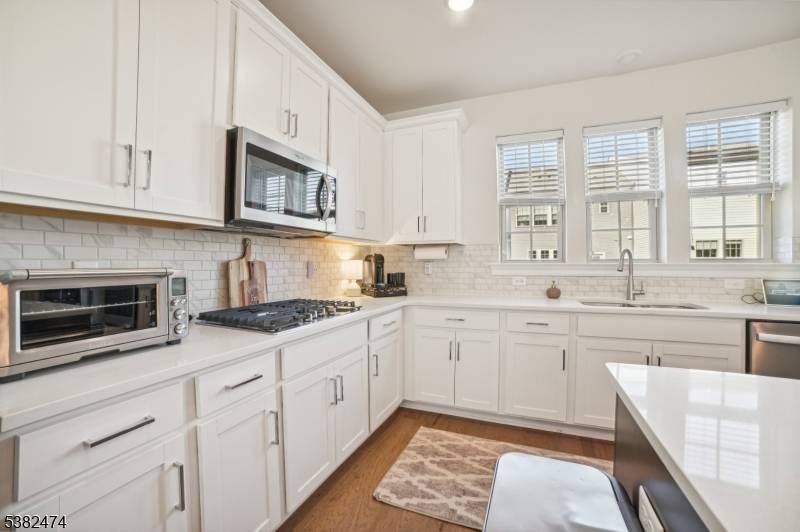 NEW PRICE 7, 500 BUYER INCENTIVE FOR THIS MOVE IN READY TOWNHOME located in a premier Pulte Community !