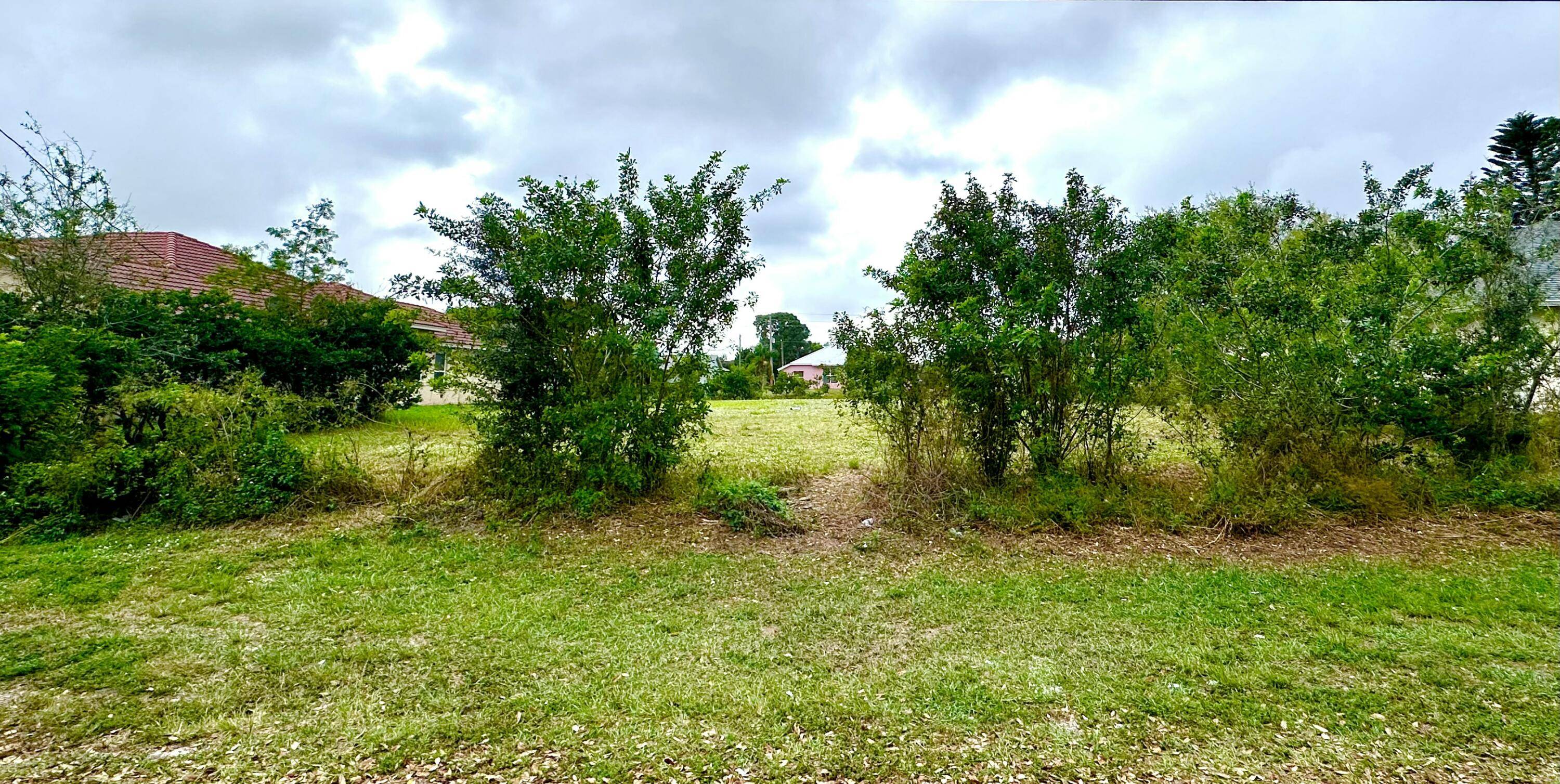 Build you dream home on this well maintained canal lot located in the heart of Port Saint Lucie, minutes from the turnpike.