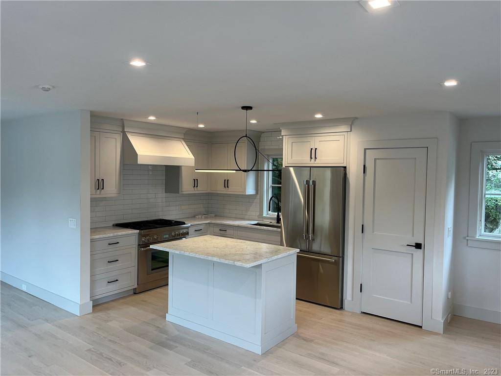 Brand new apartment convenient to train, Rowayton and Five Mile river.