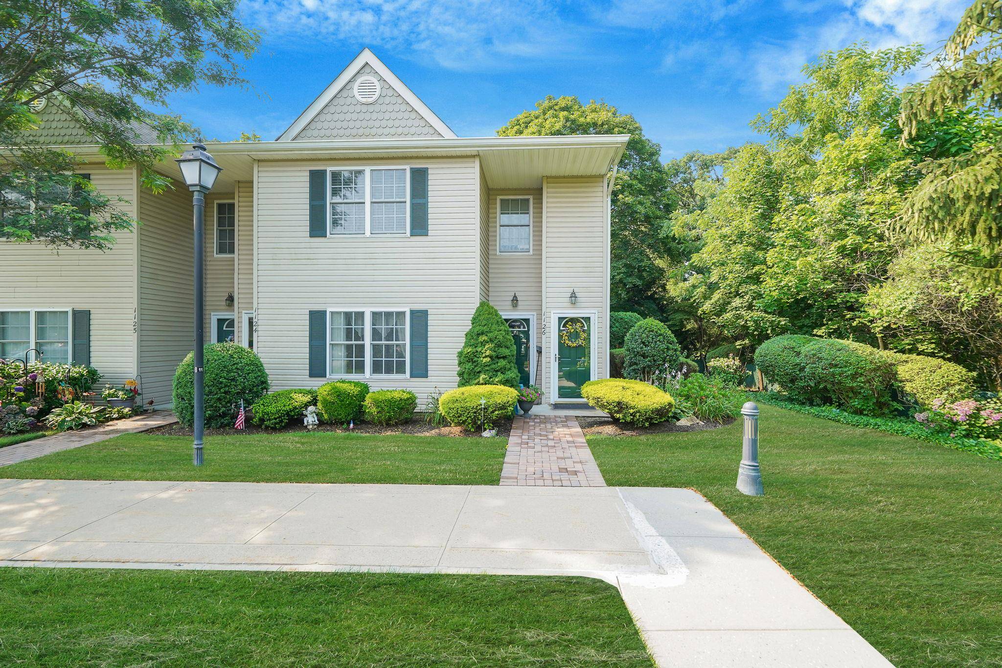 The Greens at Half Hollow Bright amp ; Beautiful Corner Unit in a Premier 55 Gated Community !