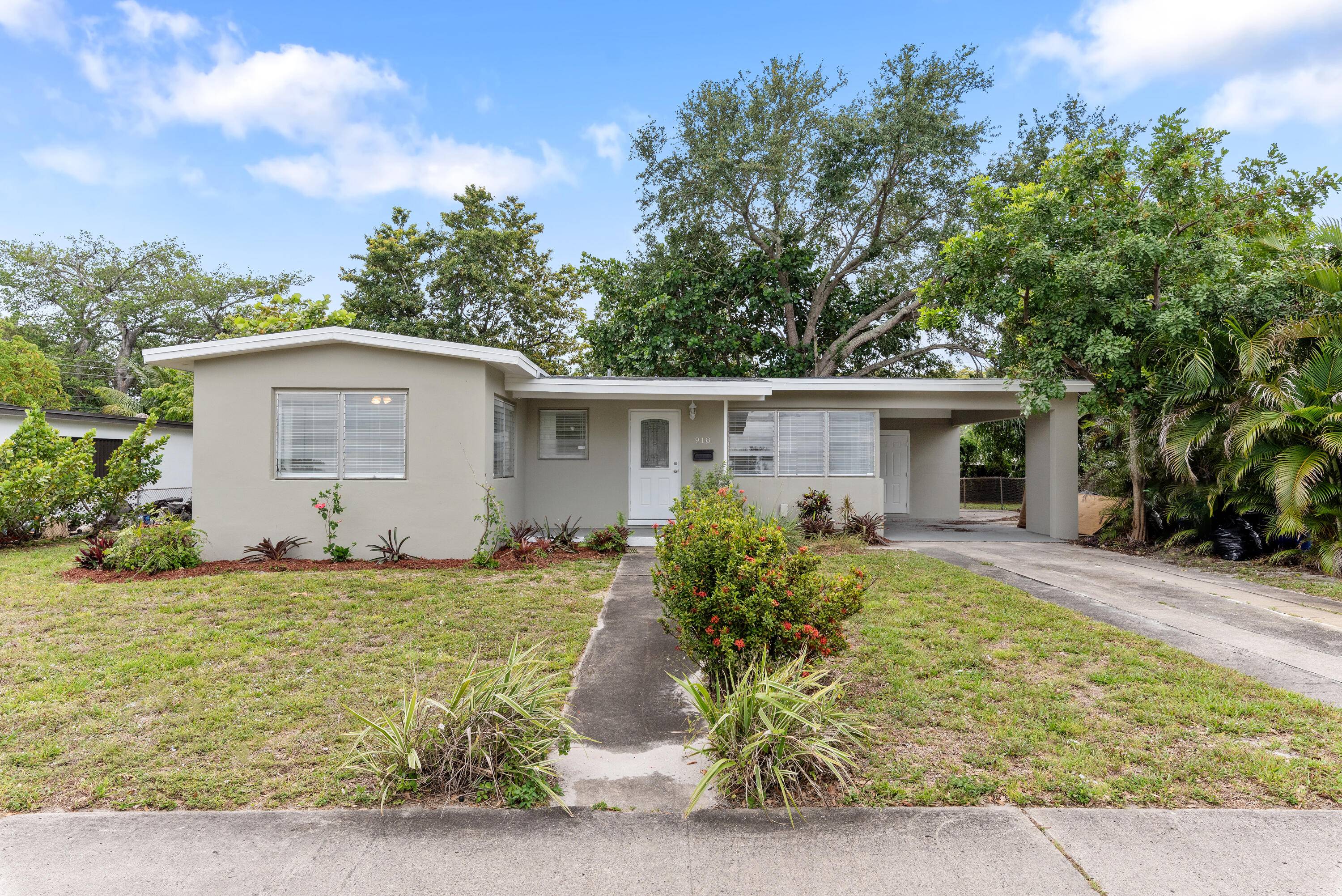 Beautiful 3BD 2BA CBS home in Lauderdale Manor, just minutes from downtown Fort Lauderdale.
