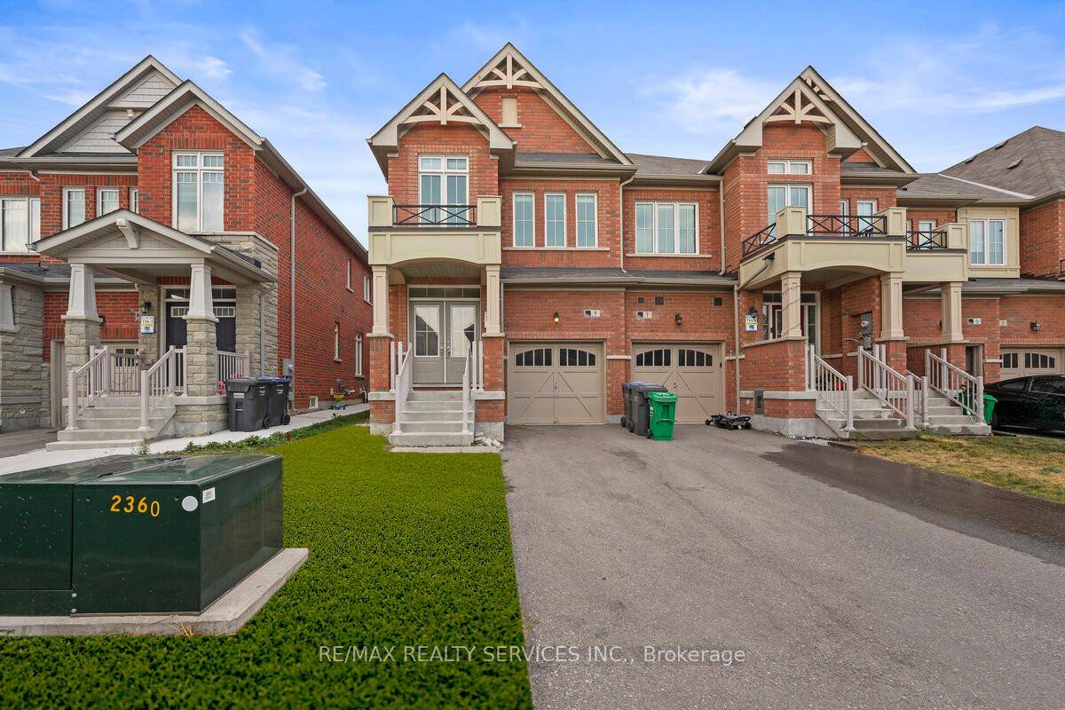 Welcome to this gorgeous, freshly painted 4 bedroom end unit freehold townhouse just like a semi detached located in the prestigious Caledon Southfields Village community !
