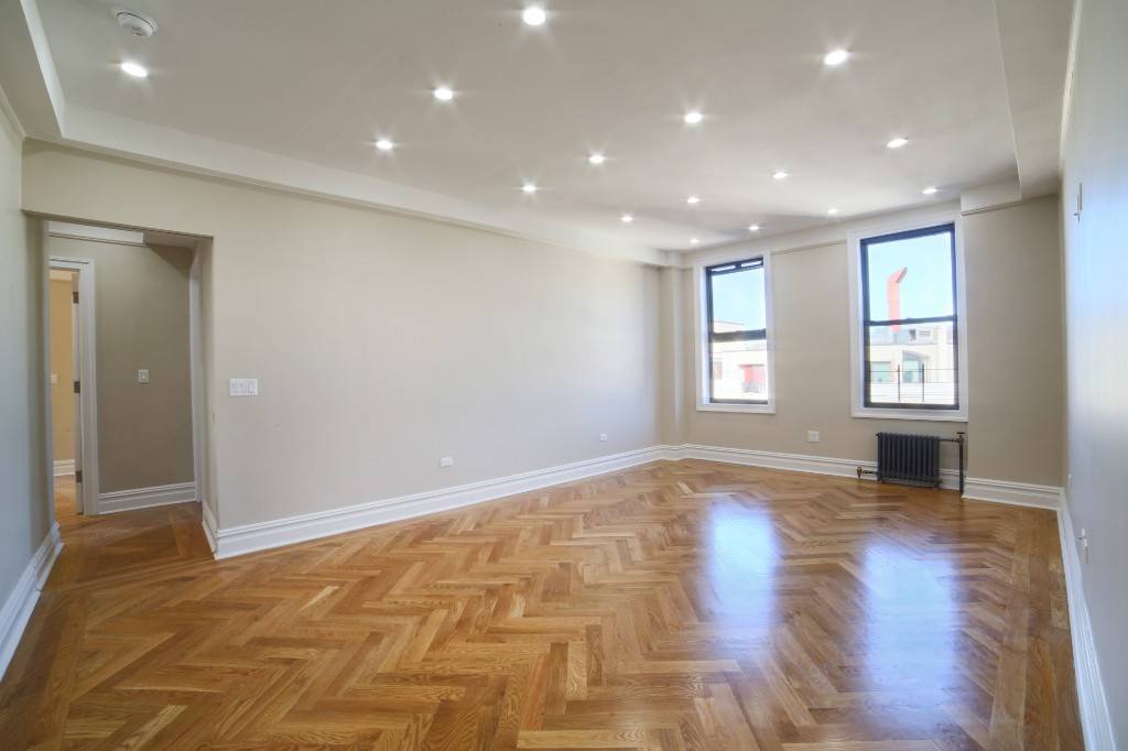 Stuninng massive 3 bedroom, 2 bath Stainless steel appliances, sub zero fridge Dishwasher and microwave Washer and dryer 24 HR doorman Shared roof deckNewly renovated apartment located on the 14th ...