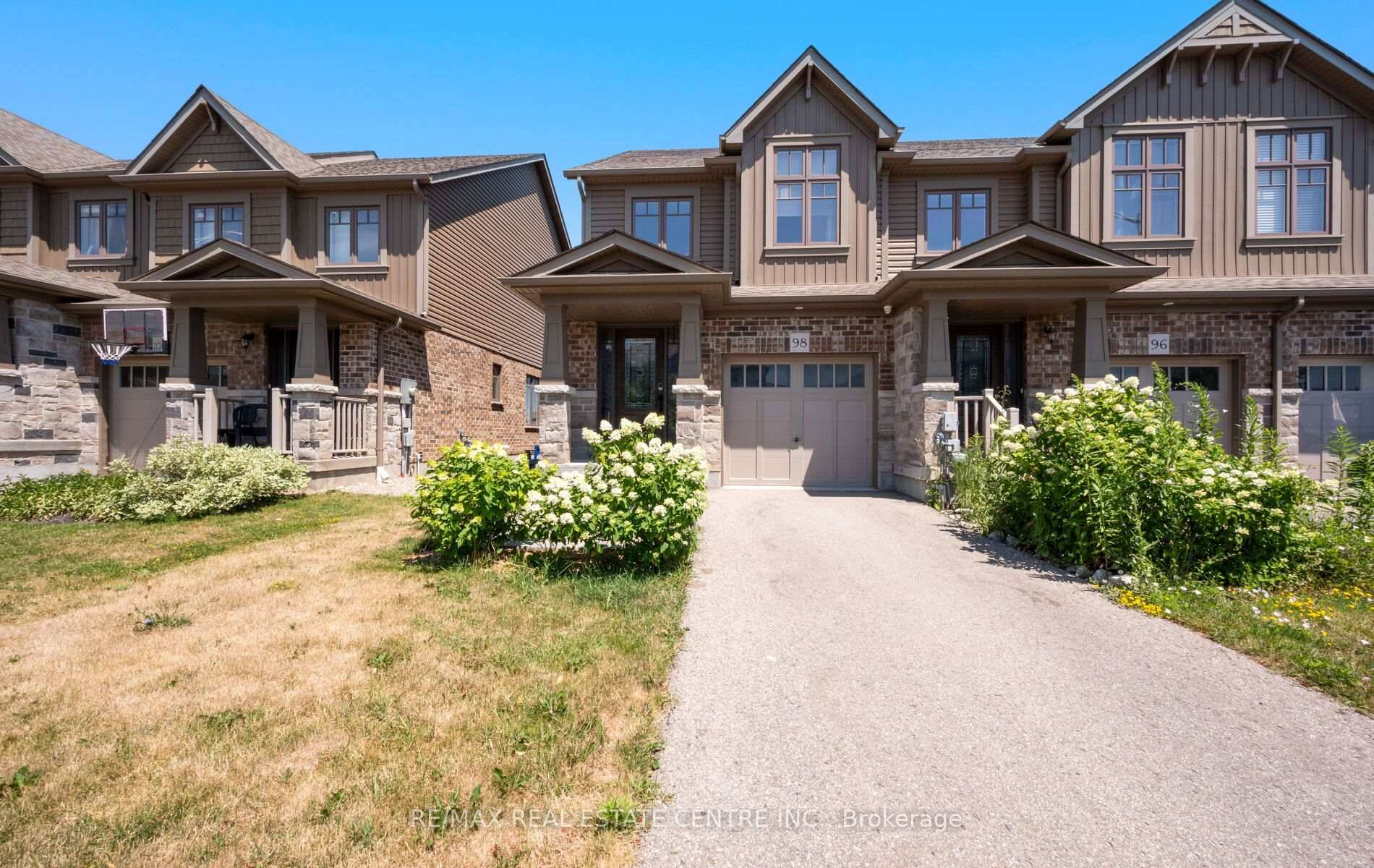 Stunning Upgraded End Unit Townhome on a Quiet Cul De Sac !