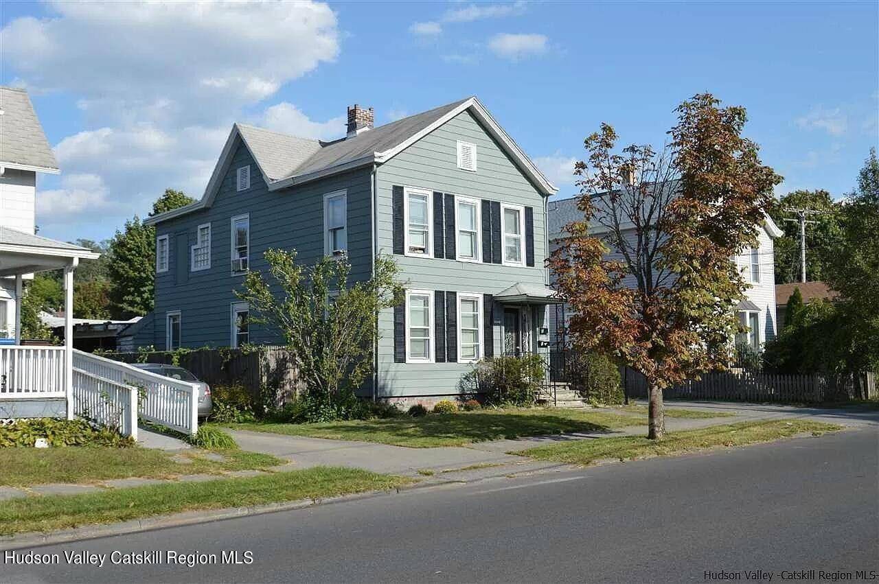 Investment opportunity in vibrant midtown Kingston !