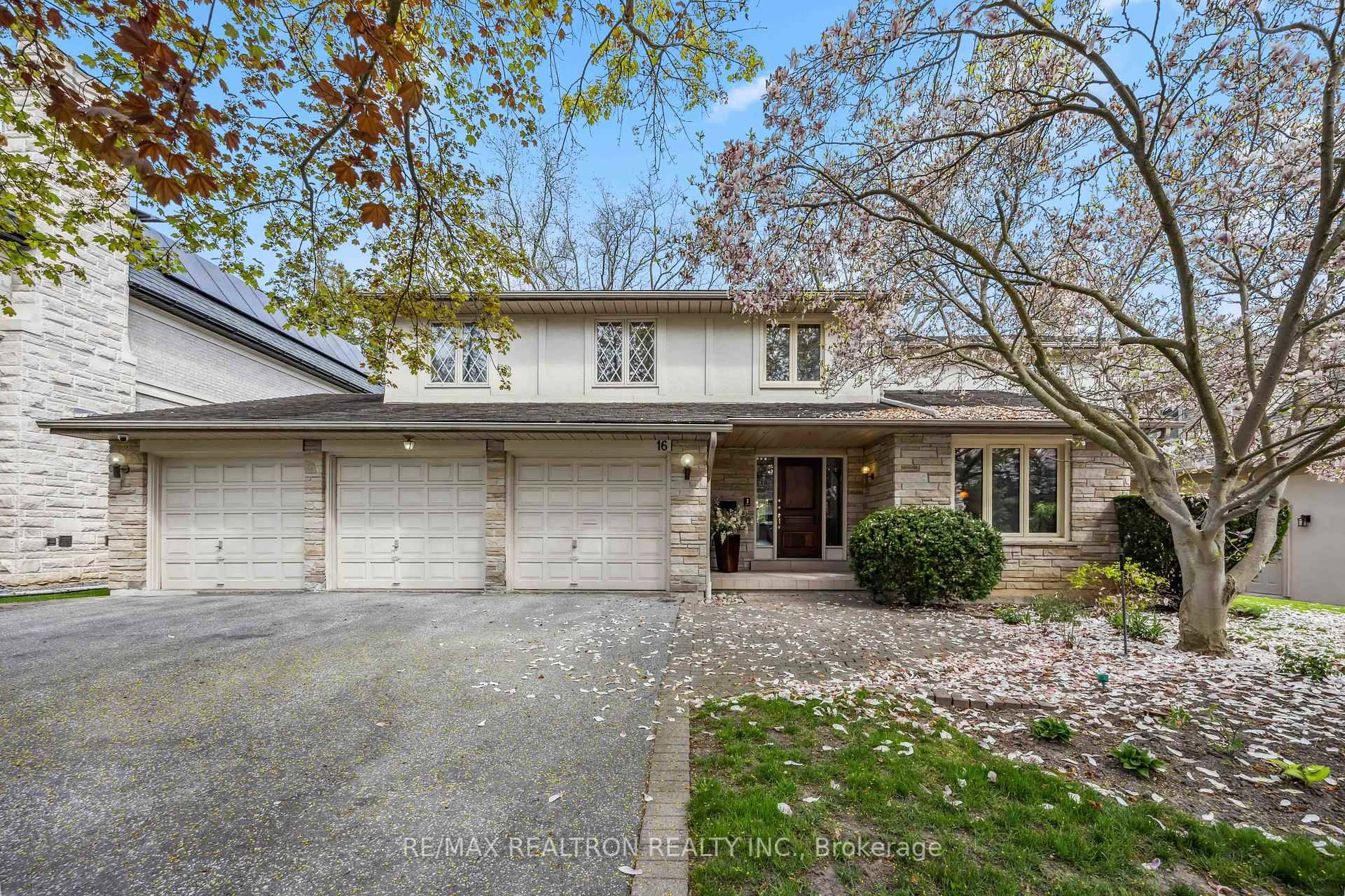 16 Ida St, the perfect Oasis in the Prestigious and Exclusive Thornhill area The massive 76x128' Lot sits on an exclusive Private Court, alongside other Luxurious Properties This beautiful Home ...