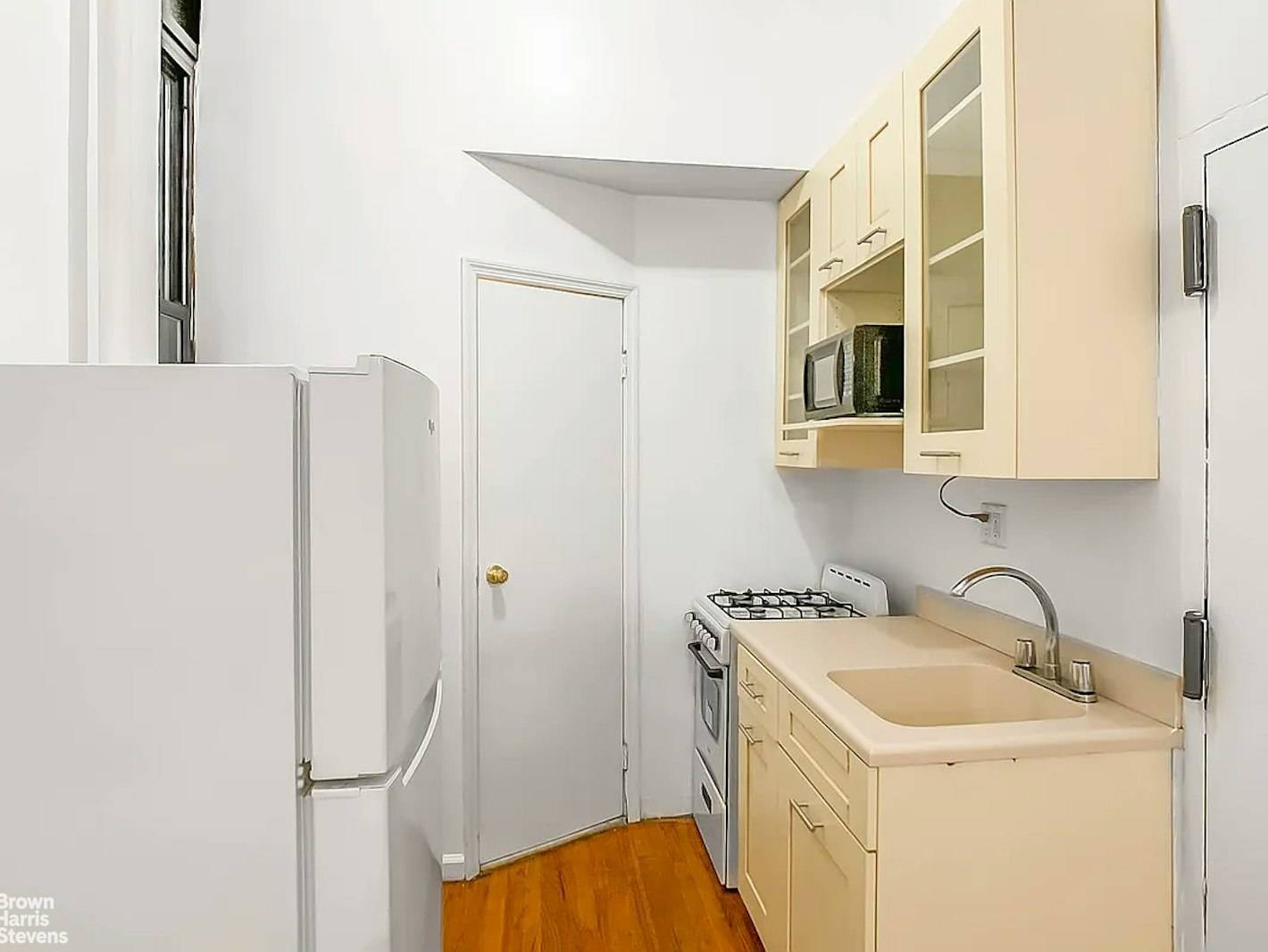 Gorgeous duplex two bedroom, 2 baths apartment.