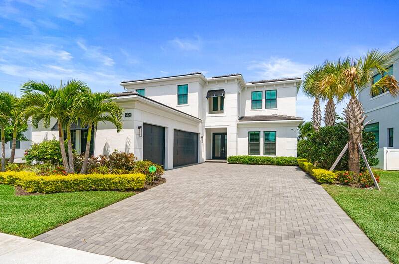 This exquisite lakefront home offers the epitome of Florida luxury living.