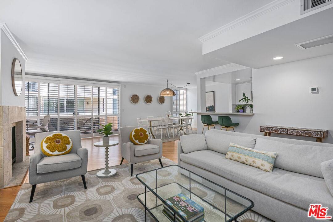 725  S Barrington Ave 1BR Brentwood La