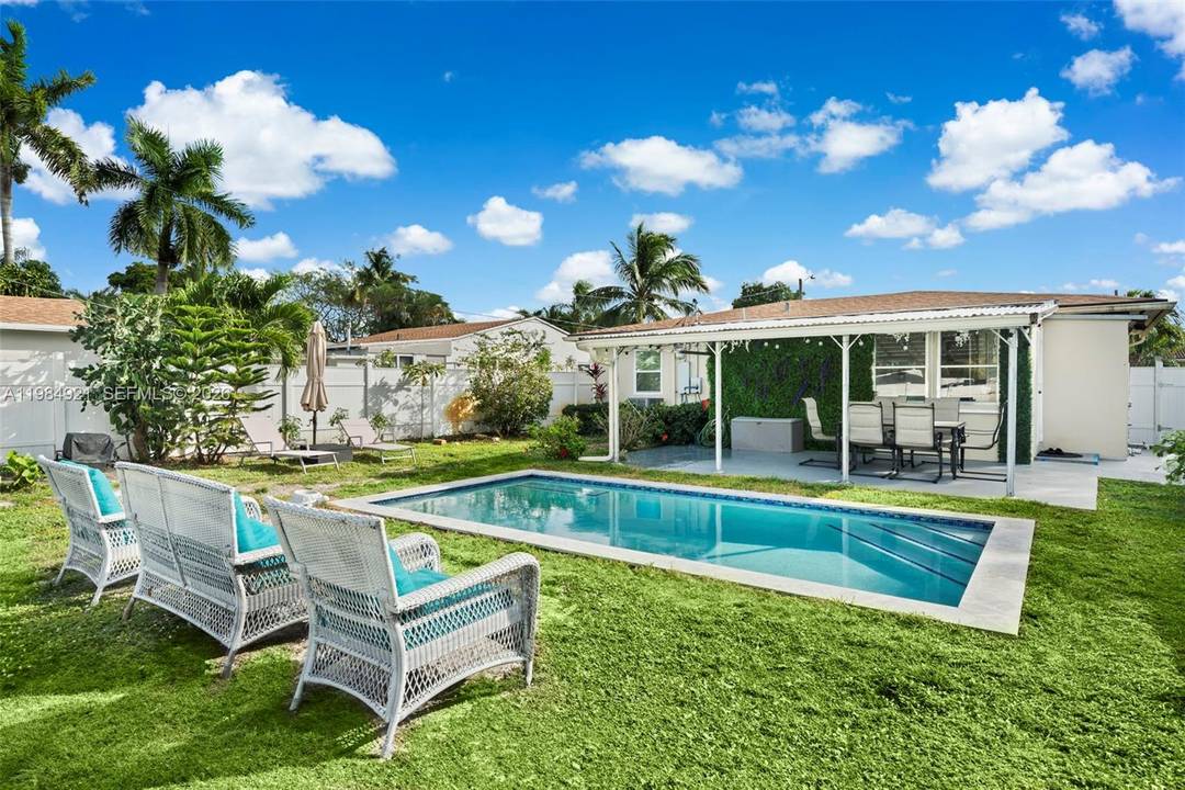 Beautiful 4 bedroom, 2 bath home in the heart of HOLLYWOOD !
