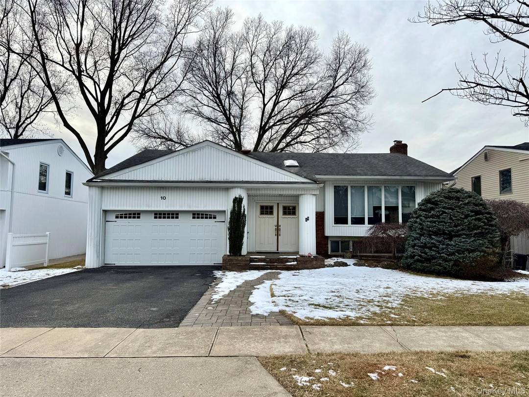 Beautifully maintained 4 bedroom, 3 bath split style home located on a quiet mid block in the highly sought after Plainview School District.