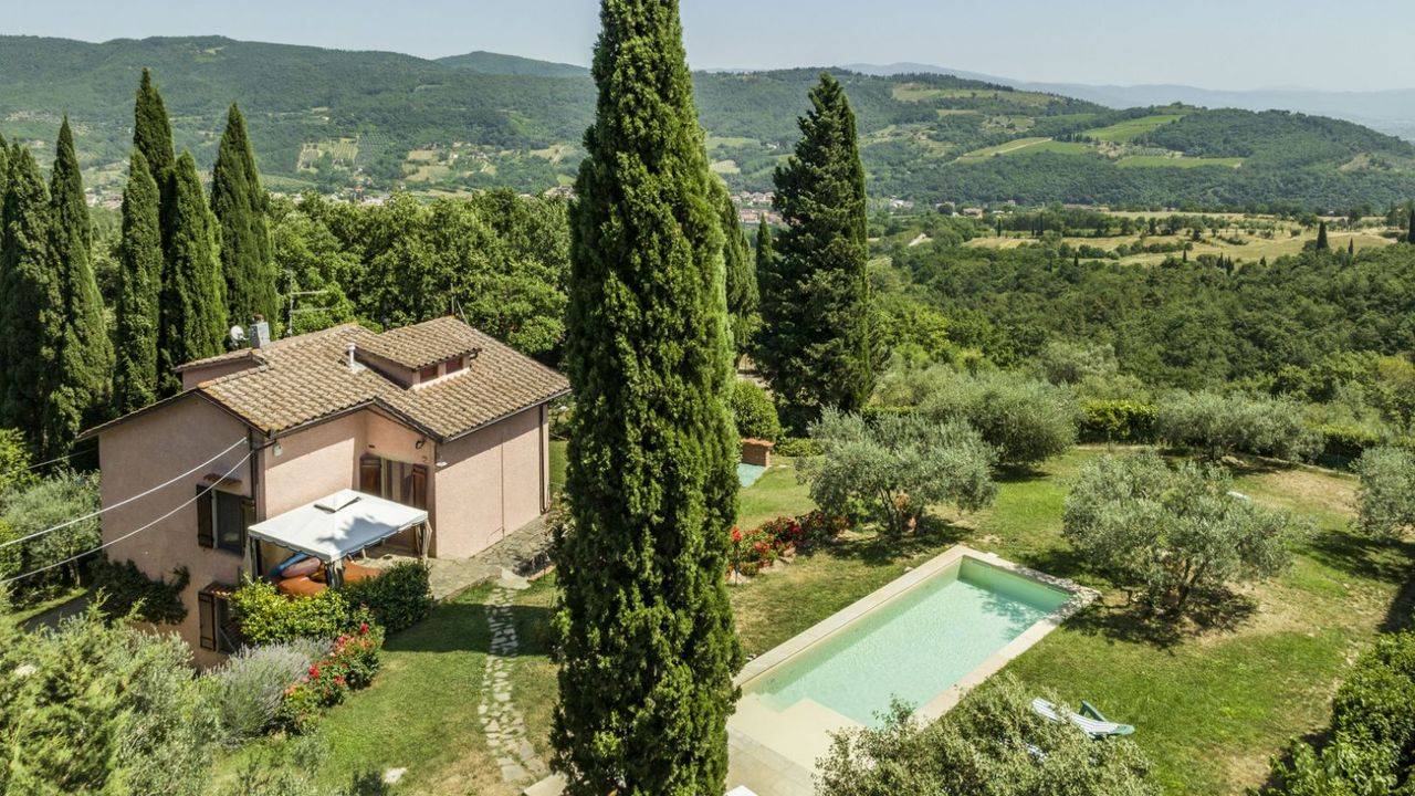 Villa with swimming pool, attic, tool shed and log cabin for sale on a hilltop in Casentino, Tuscany.