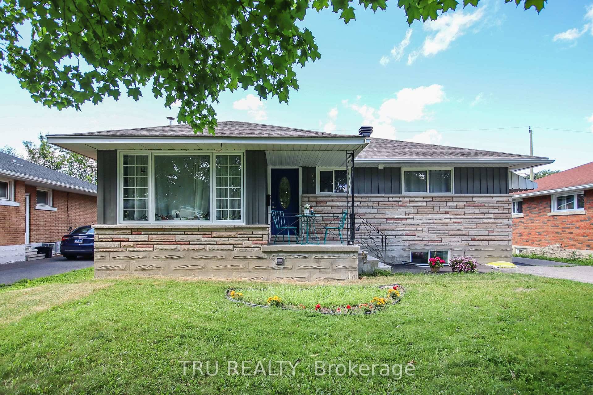 Fully renovated 3 bedrooms, 1 bathroom UPPER UNIT in a beautifull 2 unit Bungalow.