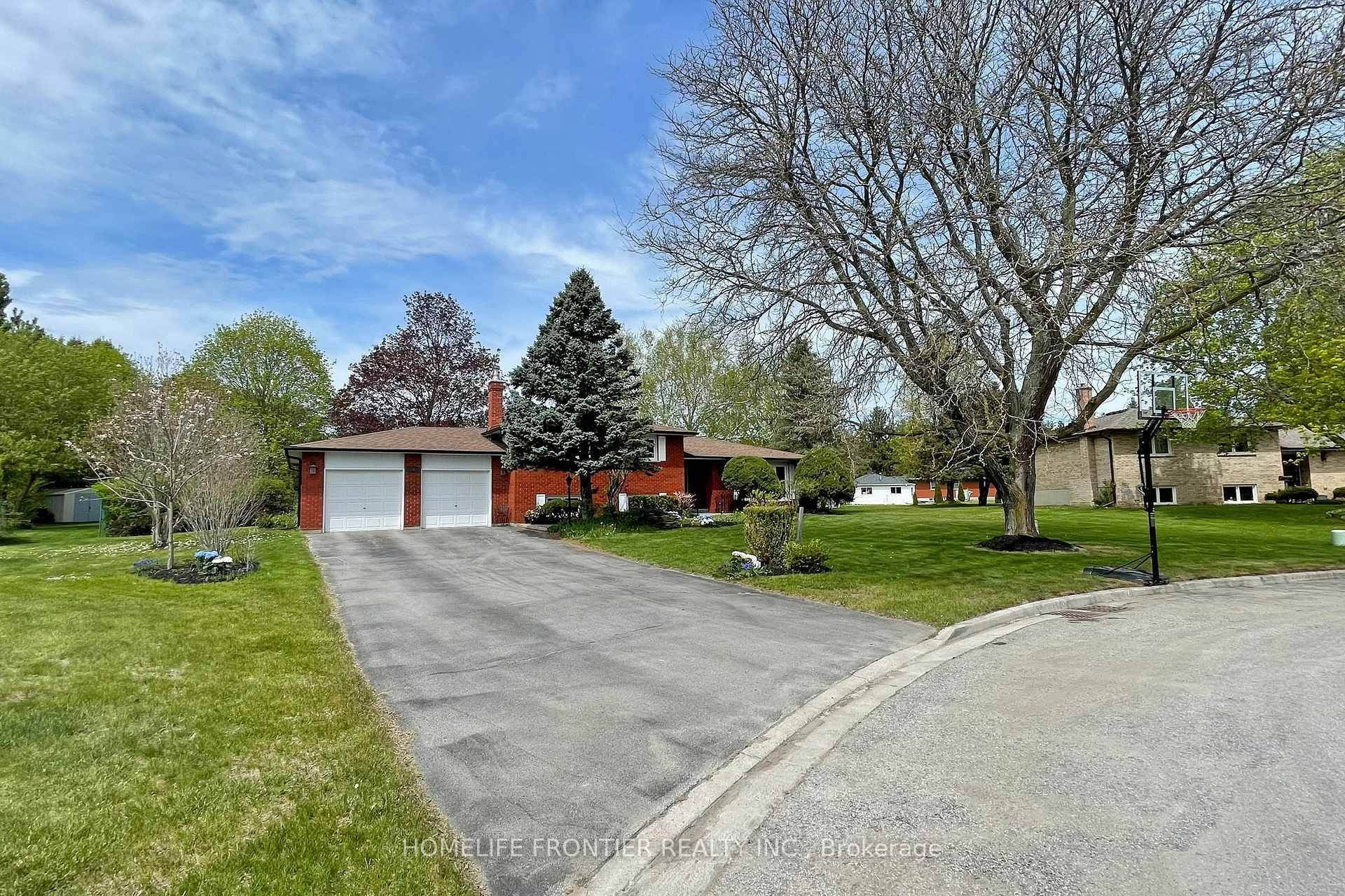 Stunning Home On A Quiet Crescent In Sought After Holland Landing !