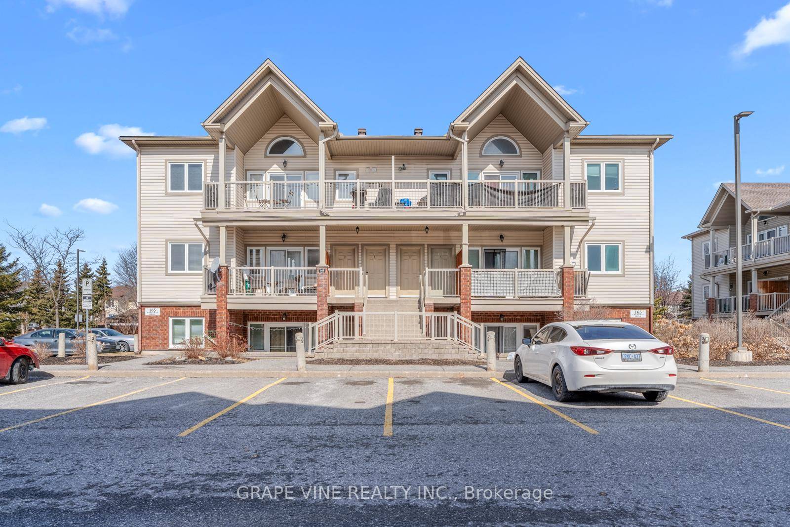 Welcome to this convenient lower level 2 bedroom condo in desirable Chapman Mills.