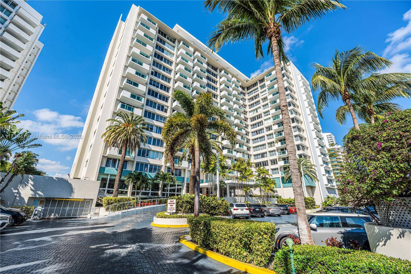 Beautiful studio with gorgeous view on Miami Beach skyline and ocean view.