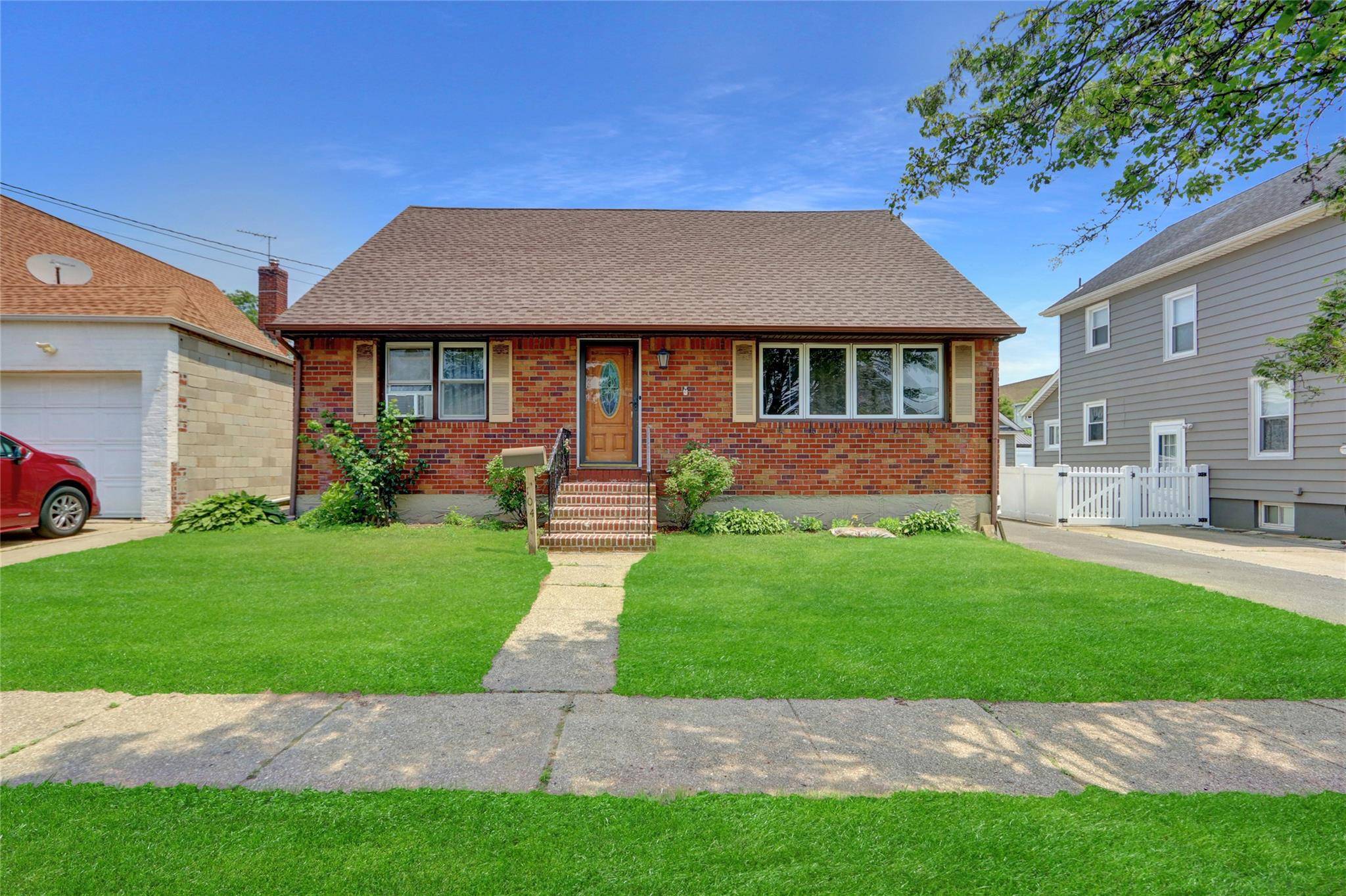 Beautiful well maintained home in New Hyde Park.