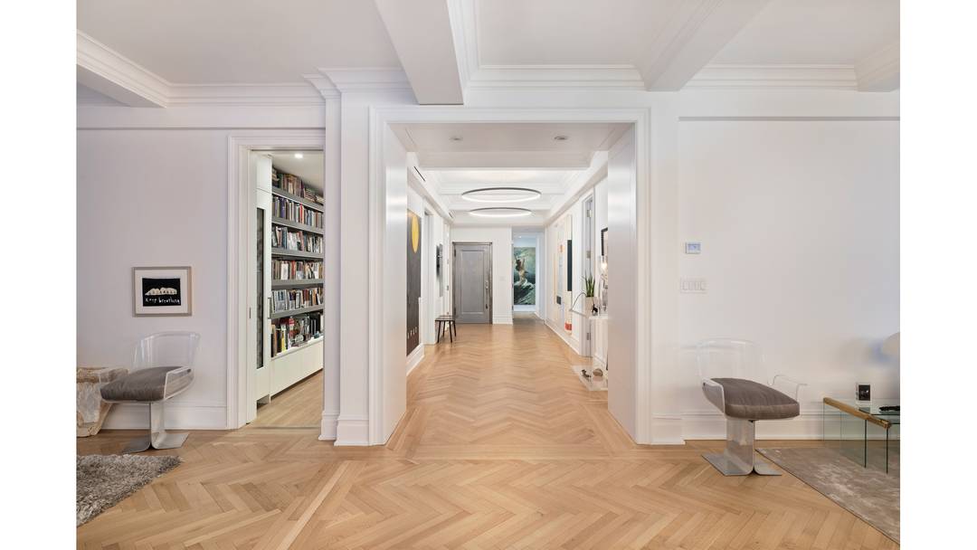 Welcome to residence 9C at 1185 Park Avenue, a reimagined classic eight that balances prewar grandeur and chic modern living.