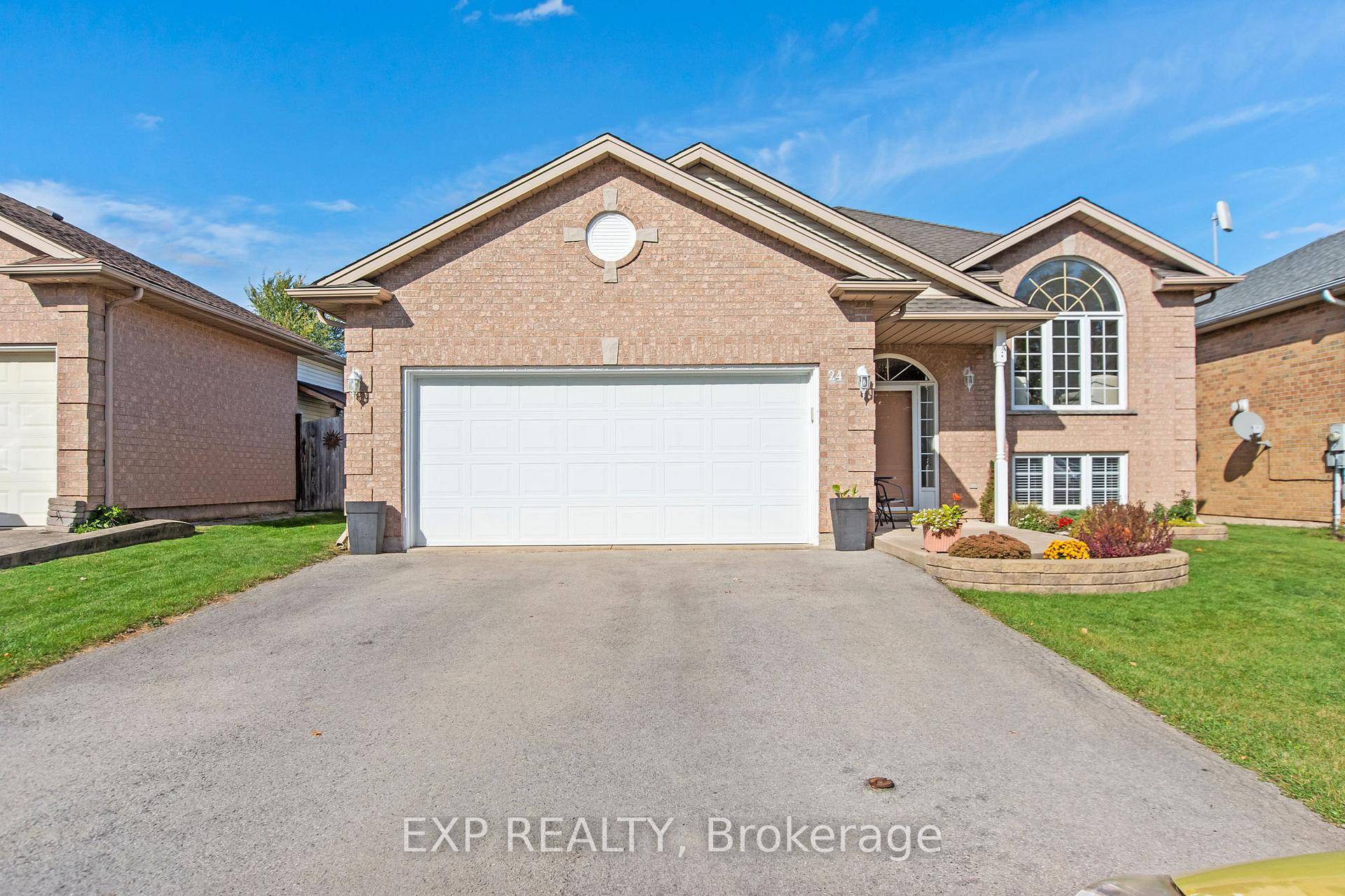 WELCOME TO 24 QUAKER ROAD AND WELCOME TO ONE OF WELLAND'S MOST SOUGHT AFTER RESIDENTIAL LOCATIONS.