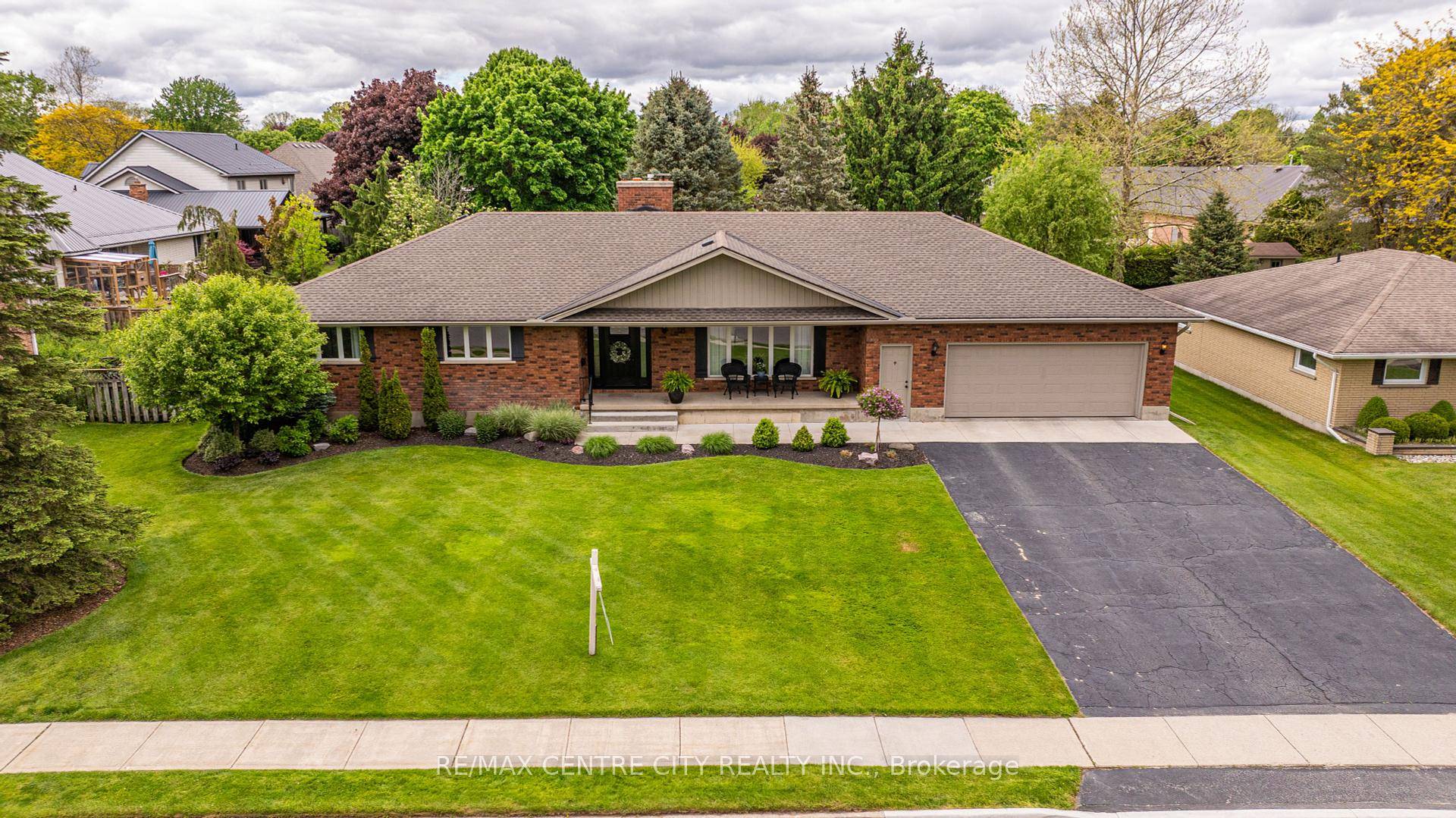 You will find this gorgeous home in the desireable south end of Aylmer.
