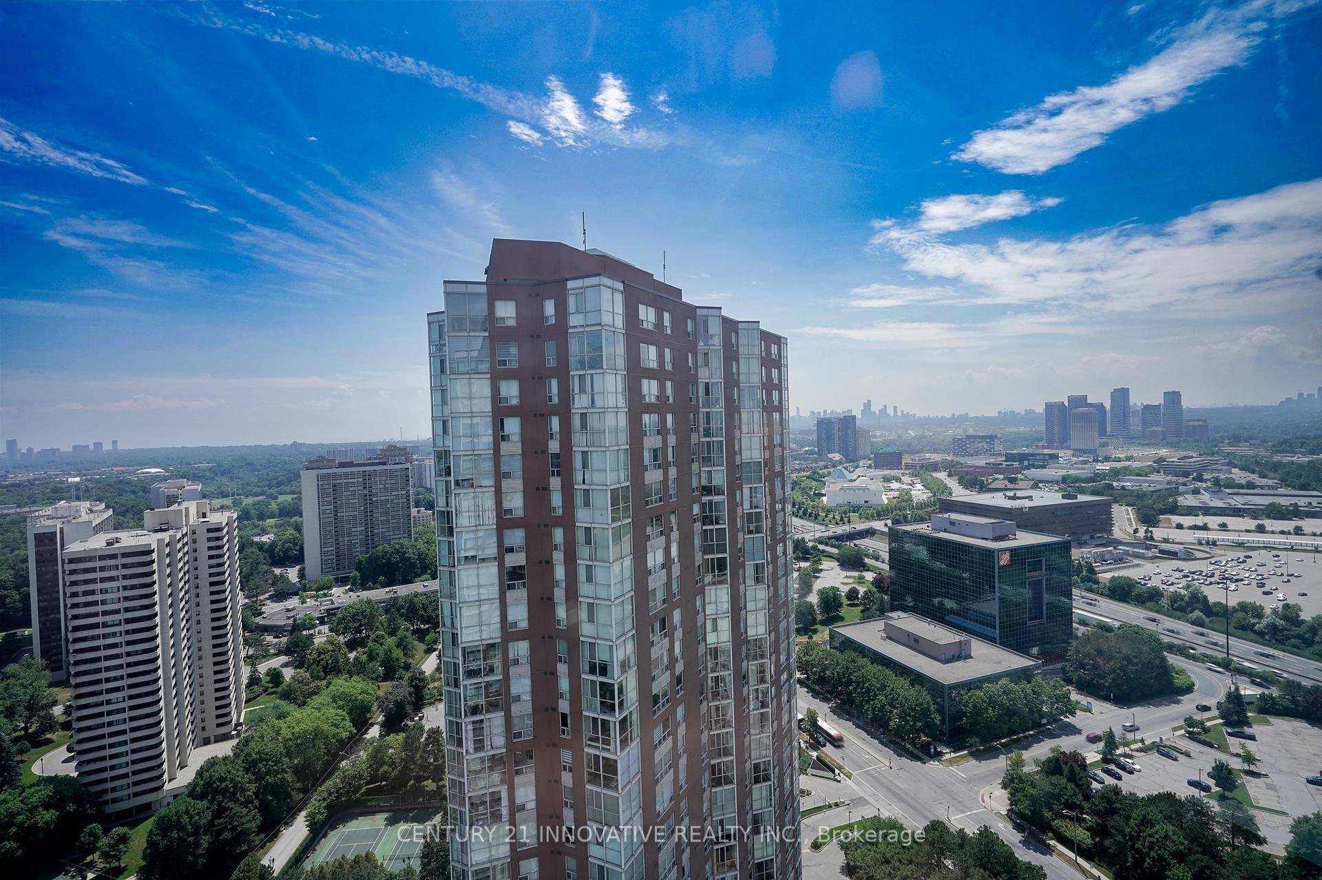 Very spacious condo with gorgeous unobstructed City Views featuring a beautifully laid out 1 Bedroom, 1 Washroom plus a den solarium with floor to ceiling windows.