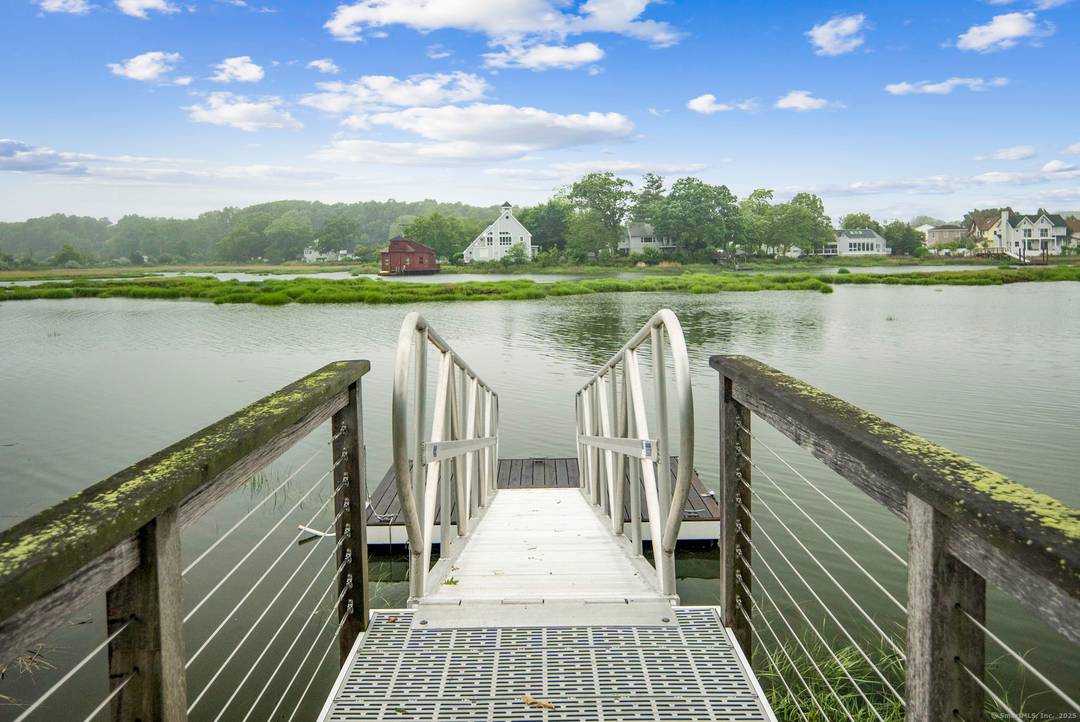 Waterfront Summer Rental in Harborview Private Dock Stunning Views Spend your summer by the water in this charming 3 bedroom home located in the desirable Harborview community of Norwalk.