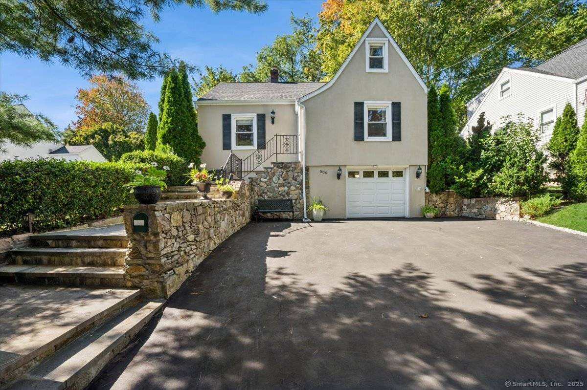Nicely maintained home in immaculate condition.