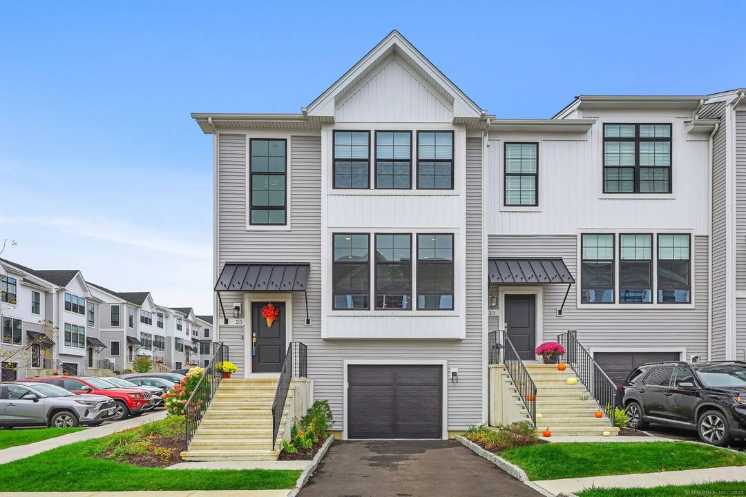 This exceptional Woodlands at Rivington luxurious and remarkable 3 bedroom, 2.