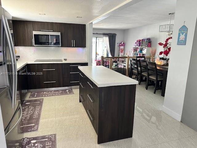 Fabulous 4 bd 2. 5 bath townhouse in the heart of Pembroke Pines !
