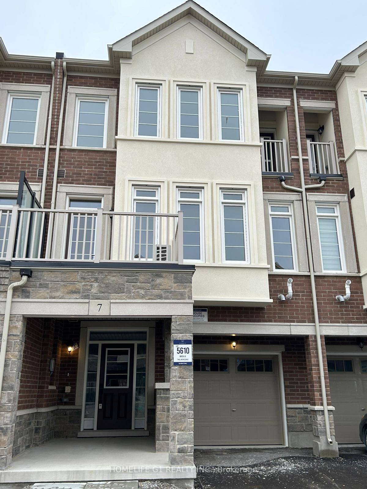 Entirely New Town home with a beautiful interior in one of the Bradford's newest and most desirable neighborhoods Summerlyn Village.