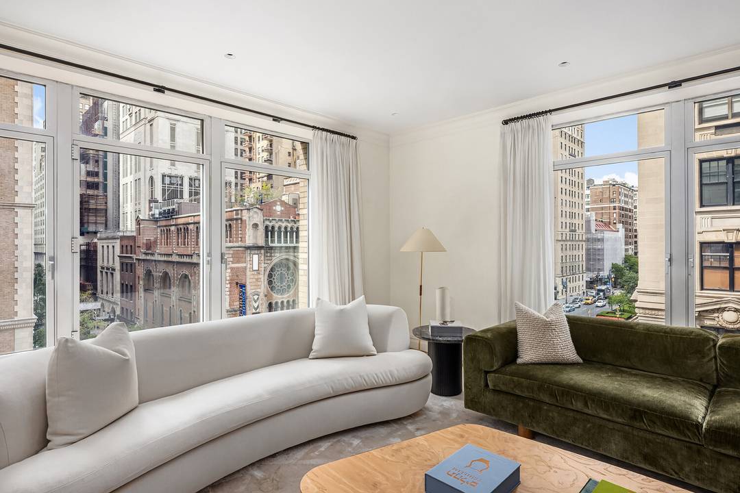 Facing west over Park Avenue with extraordinary views that stretch uptown, Residence 6A at 515 Park Avenue is bathed in afternoon light across its most important rooms.