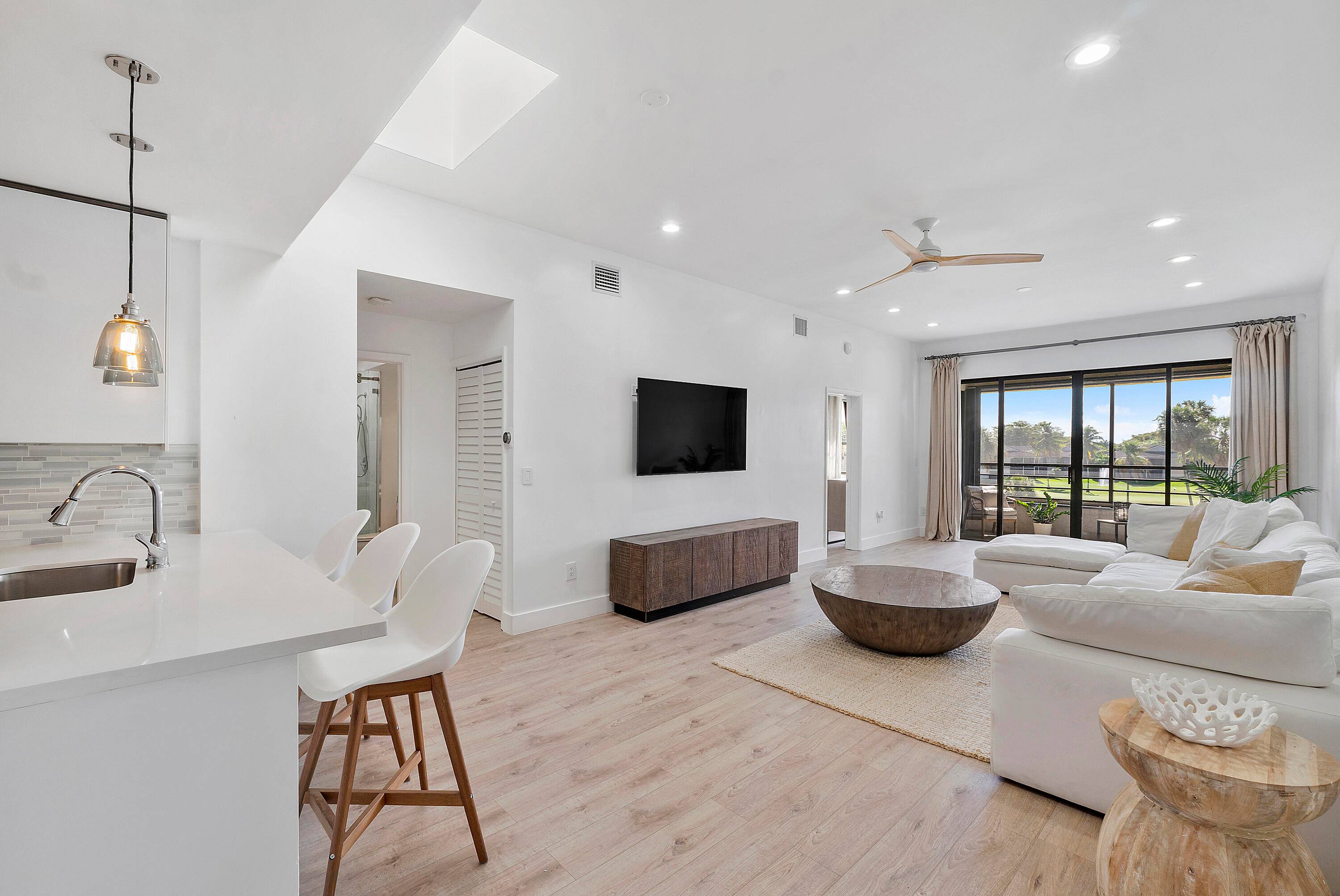 Experience luxury living in this beautifully renovated 2 bedroom, 2 bathroom condo, perfectly situated in a prime Boca Raton location.
