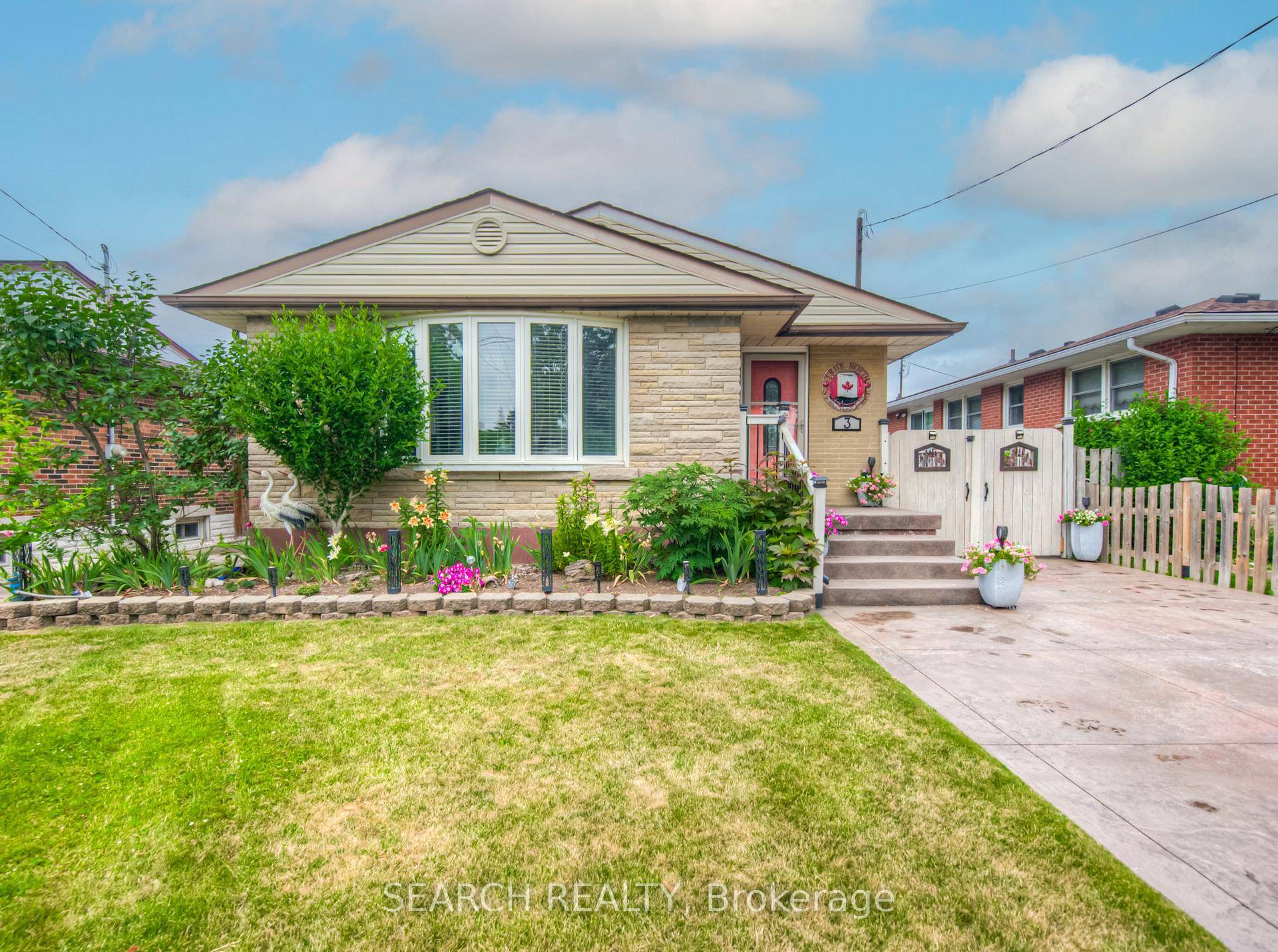 Welcome Home ! Prime East Mtn location in the highly desired Huntington neighbourhood.