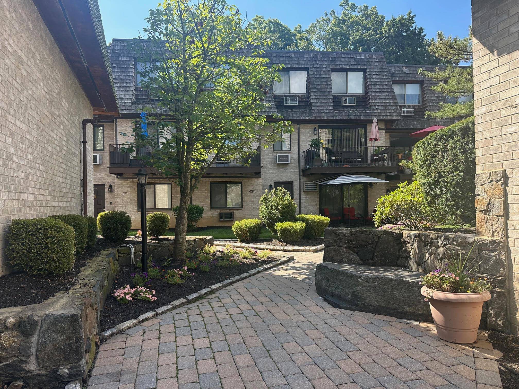 Welcome to this beautifully maintained 2 bedroom, 2 bathroom apartment in the heart of Edgemont, perfectly situated moments from shops, restaurants, and the Edgemont middle high school all within easy ...