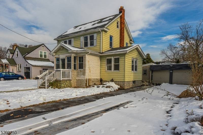 Very well maintained Colonial, located in a very desirable neighborhood, close to parks, schools, hospitals and shopping.