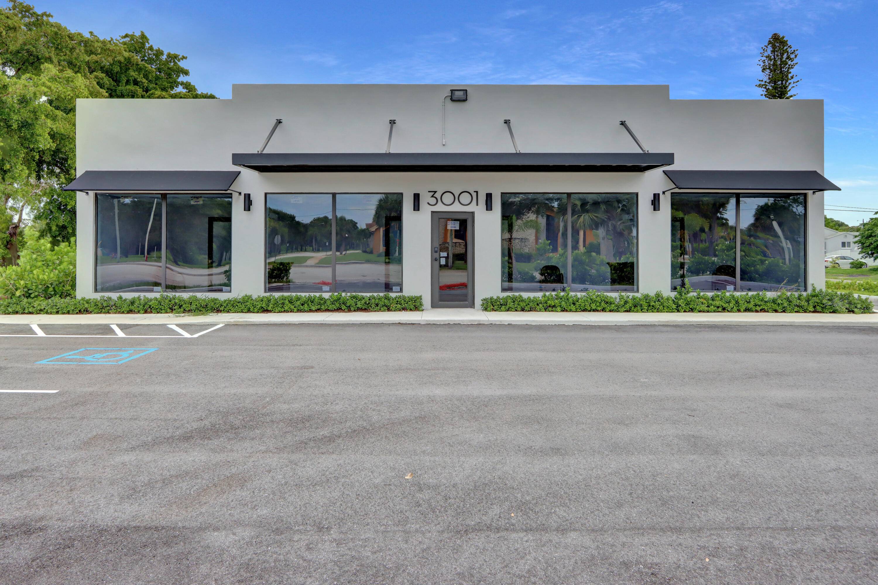 Free standing building in the heart of Palm Springs located near National chains like Dunkin Donuts, Denny's, Walgreens, CVS, Autozone, Mc Donalds, Chilli's, Wing Stop, Bank Of America, Publix Supermarket.