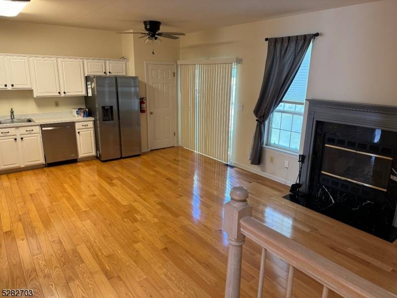 GORGEOUS BRICKFRONT DUPLEX STYLE TOWNHOUSE ON CUL DE SAC IN STONEBRIDGE.