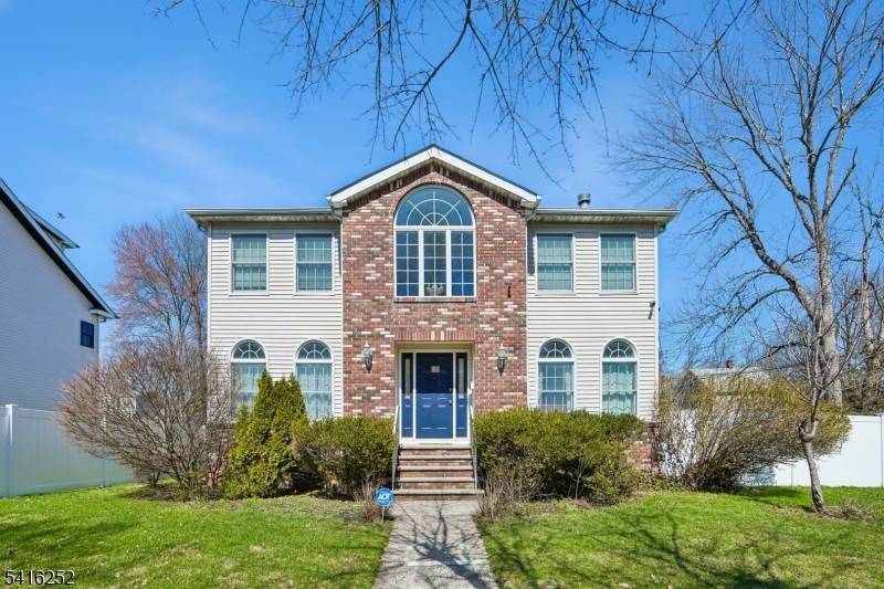 A beautifully maintained 3 bedroom, 2.