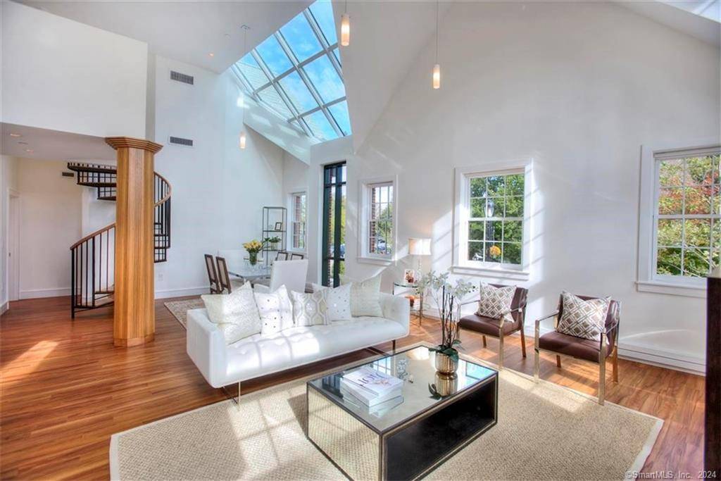 HIGH END LIVING The Bedford Townhouse is located in the Golden Triangle of downtown Westport.