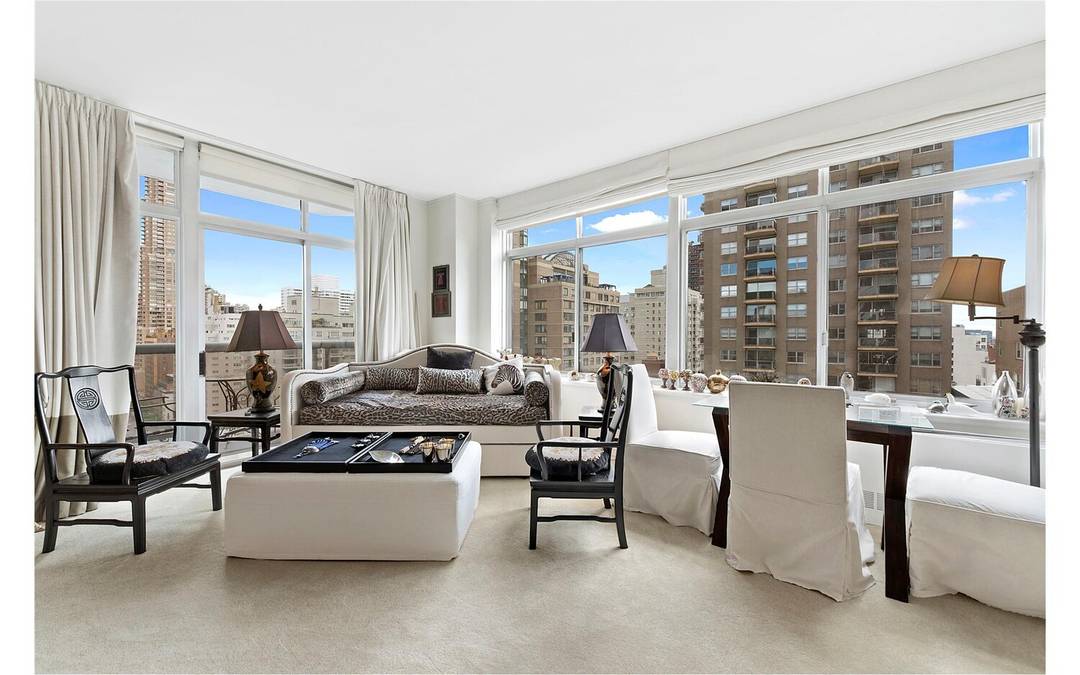 Gorgeous 18th Floor Corner Residence with Stunning City Views Perched high on the 18th floor, this pristine corner alcove studio easily convertible 1 bed condominium offers breathtaking city views and ...