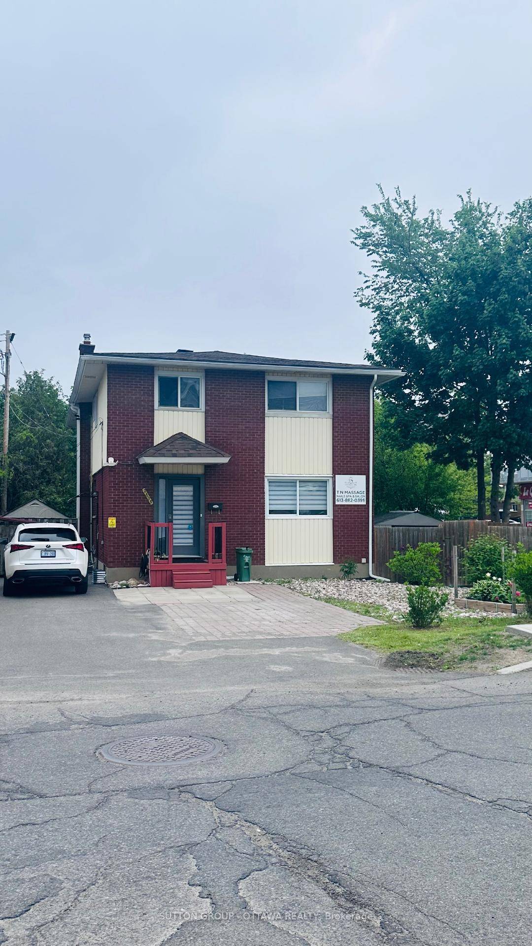 This semi detached has been totally renovated in 2022 roof, floor, appliances, AC, bathrooms, kitchens.