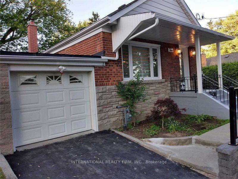 Beautiful G E M Located In Desirable Cliffside Area Bright amp ; open concept in Main floor !