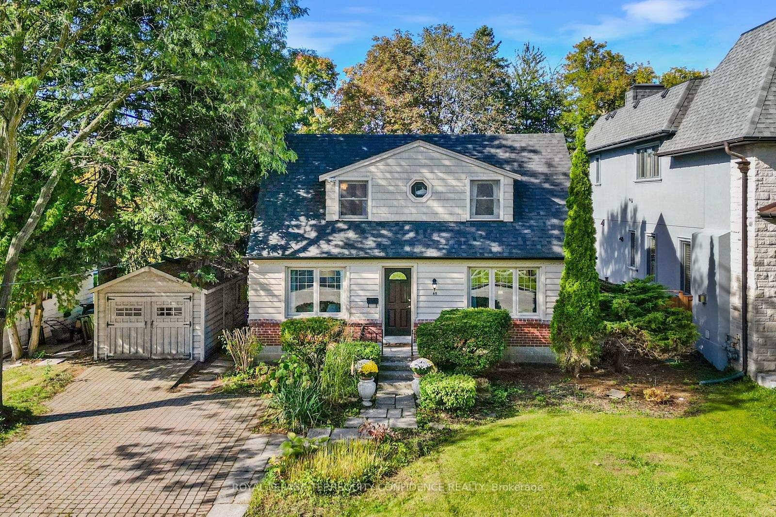 Welcome to 45 Glenborough Park Cres A beautiful, fully updated amp ; renovated home that sits on a 60 foot lot, in a highly convenient location only minutes to Yonge ...