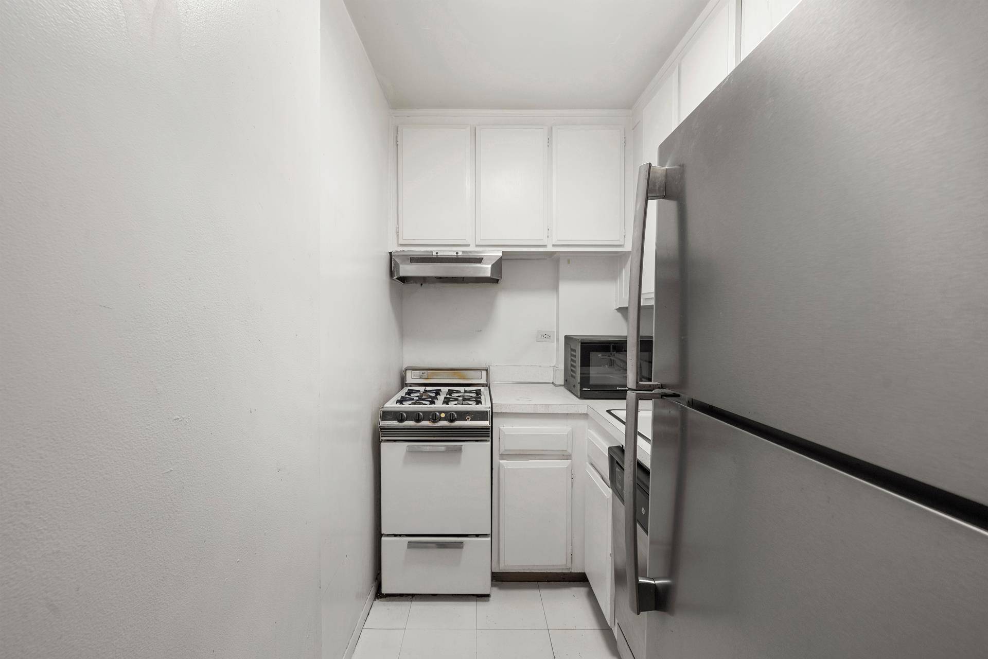 Design Your Dream Studio in the Heart of Downtown Manhattan A compelling opportunity in one of Union Square's most established full service buildings this north facing studio is ready for ...