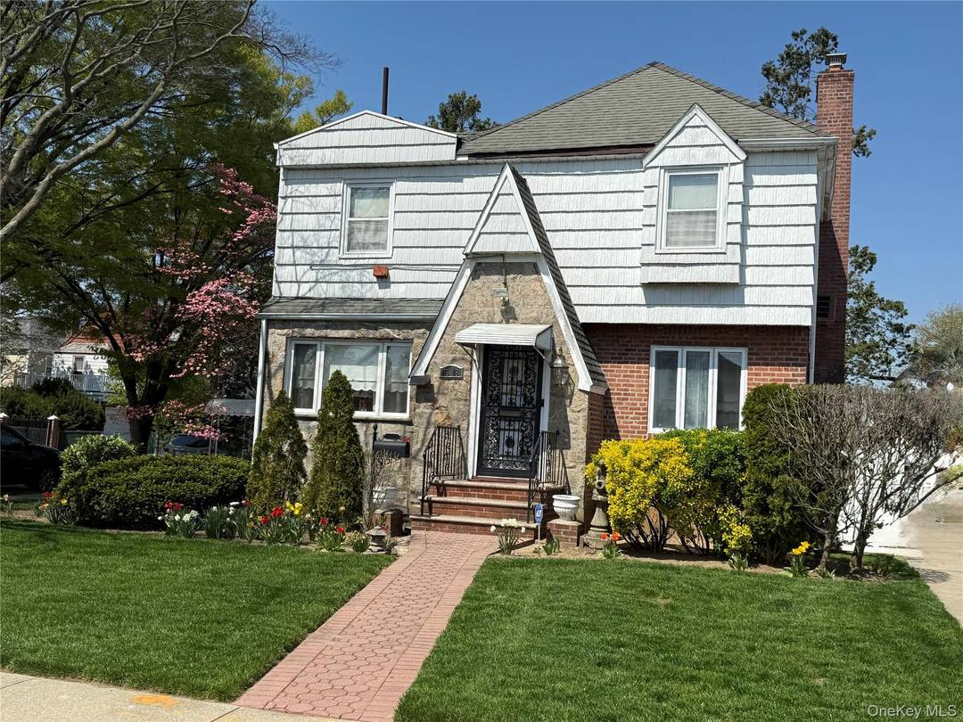 ? Cambria Heights Corner Colonial A True Gem !