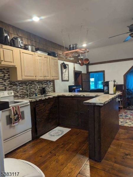 Charming 2 bedroom ranch located in beautiful Cozy Lake.